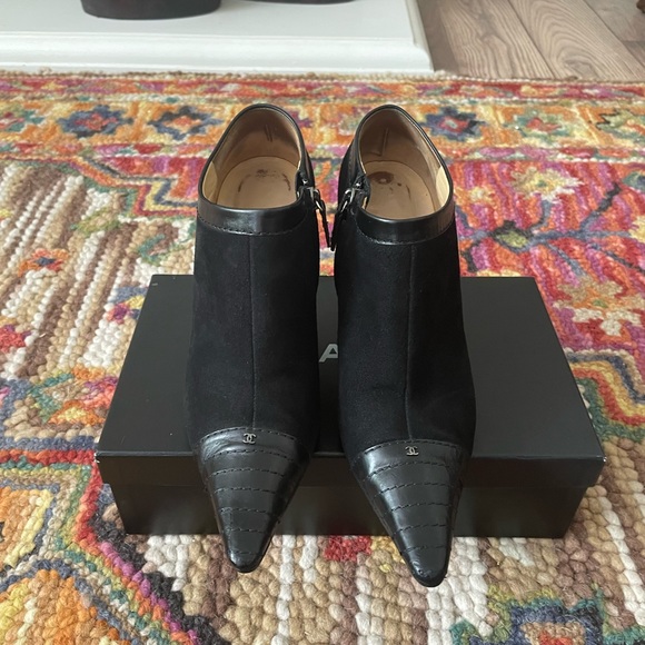 🔥Sale 🔥 Chanel Black Leather/Suede CC Pointed Toe Ankle Booties - Picture 6 of 11